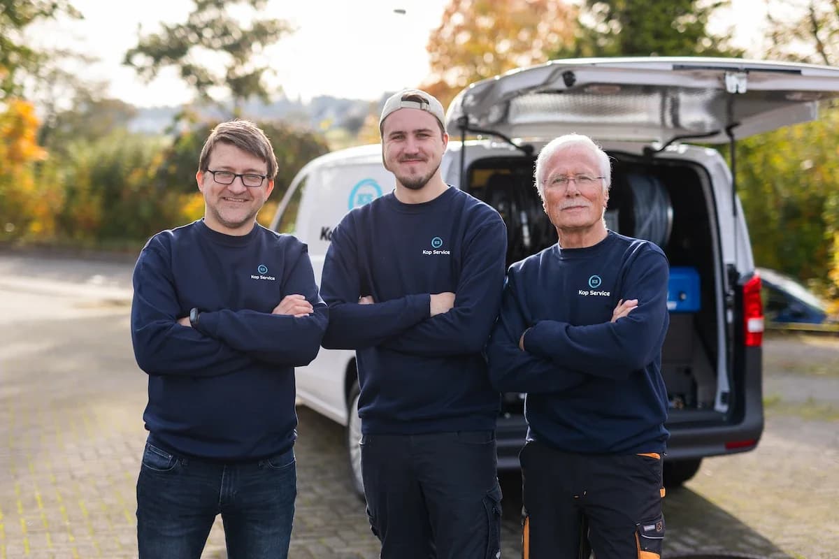 Das Team von Kap Service vor dem Einsatzfahrzeug mit Hochdruckanlage